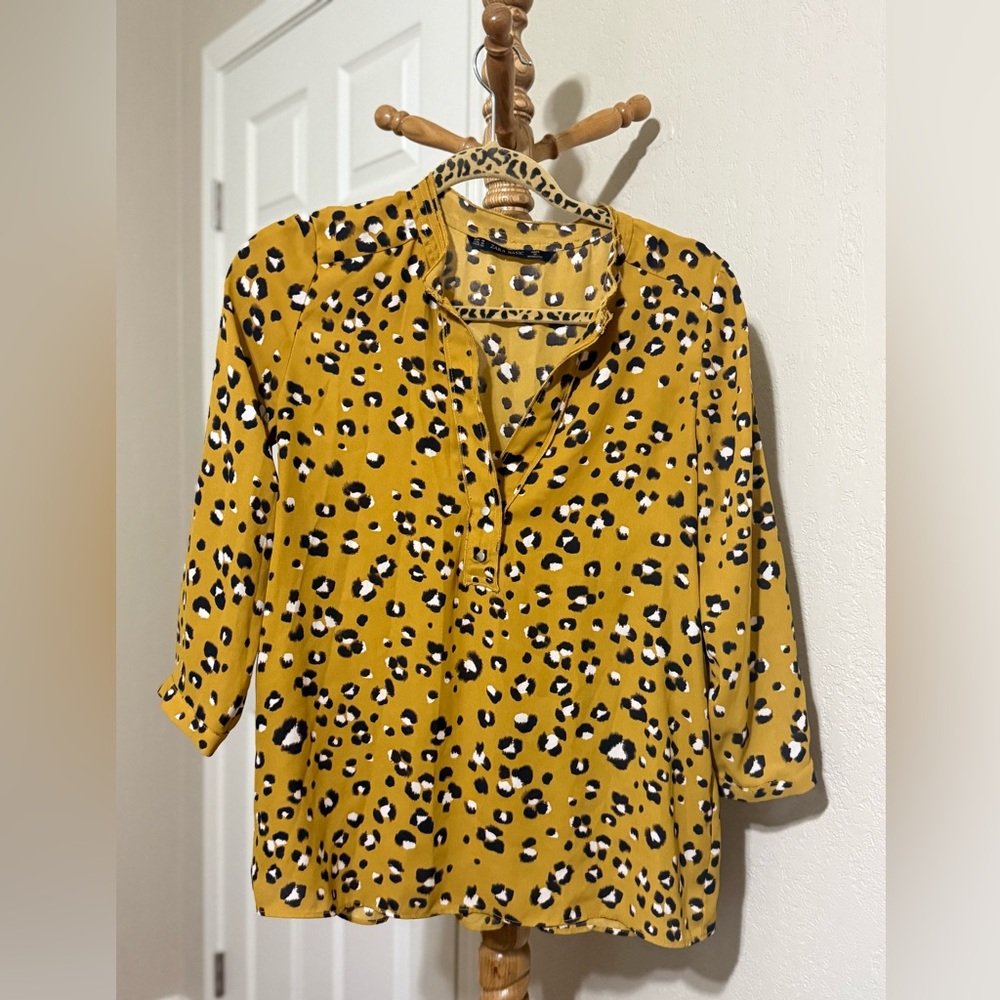 $4/15 Zara Yellow Leopard Print Blouse Size Medium